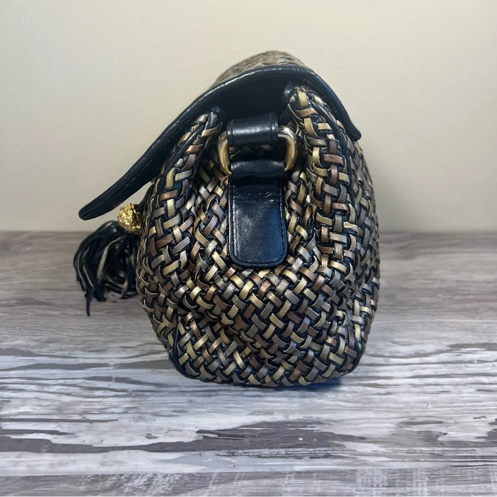 Elegant Woven Crossbody Bag with Tassel - REMARKABLE! - Picture 4 of 14